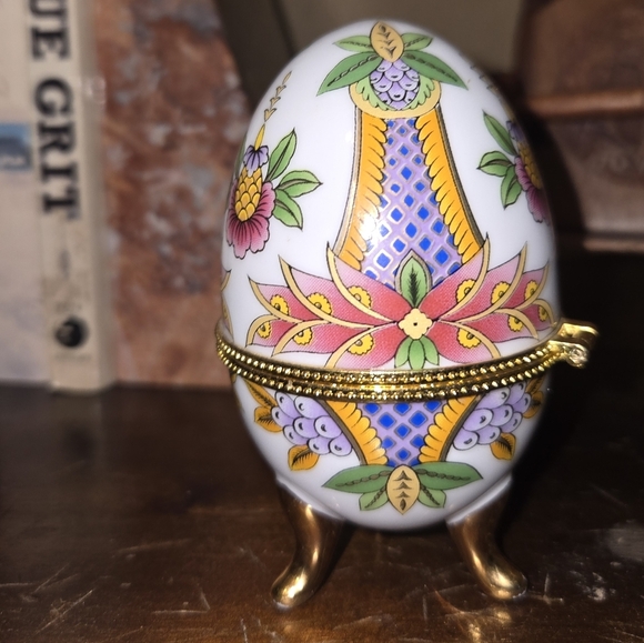 Vintage Porcelain Egg Trinker Box - Picture 3 of 5